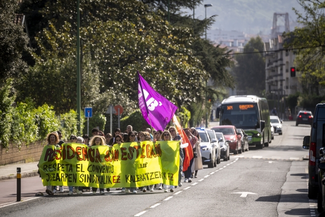 Gaurko manifestazioa, zahar etxera bidean. JAIZKI FONTANEDA / FOKU