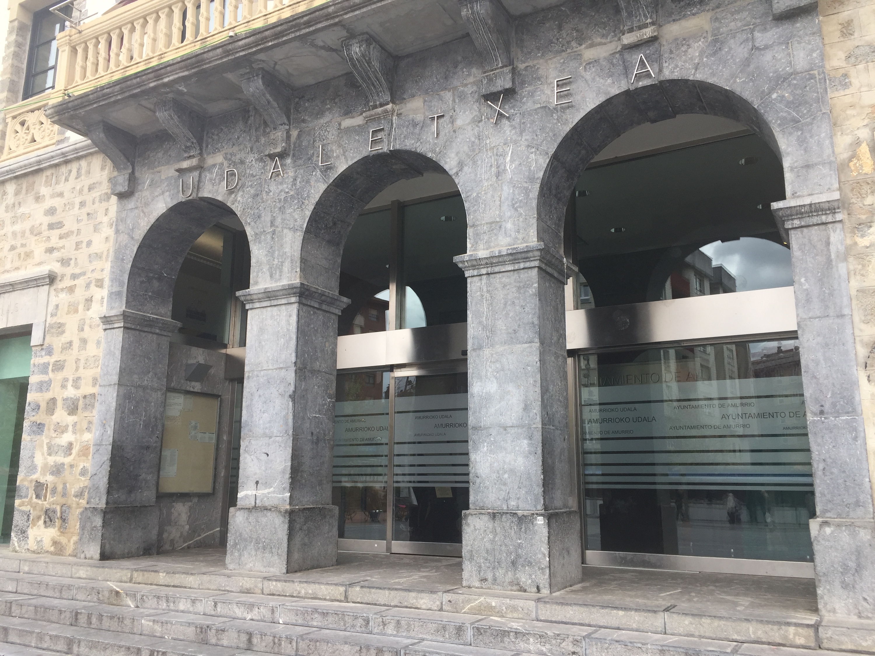 Amurrioko udaletxeko sarrera, artxiboko irudi batean. AIARALDEA
