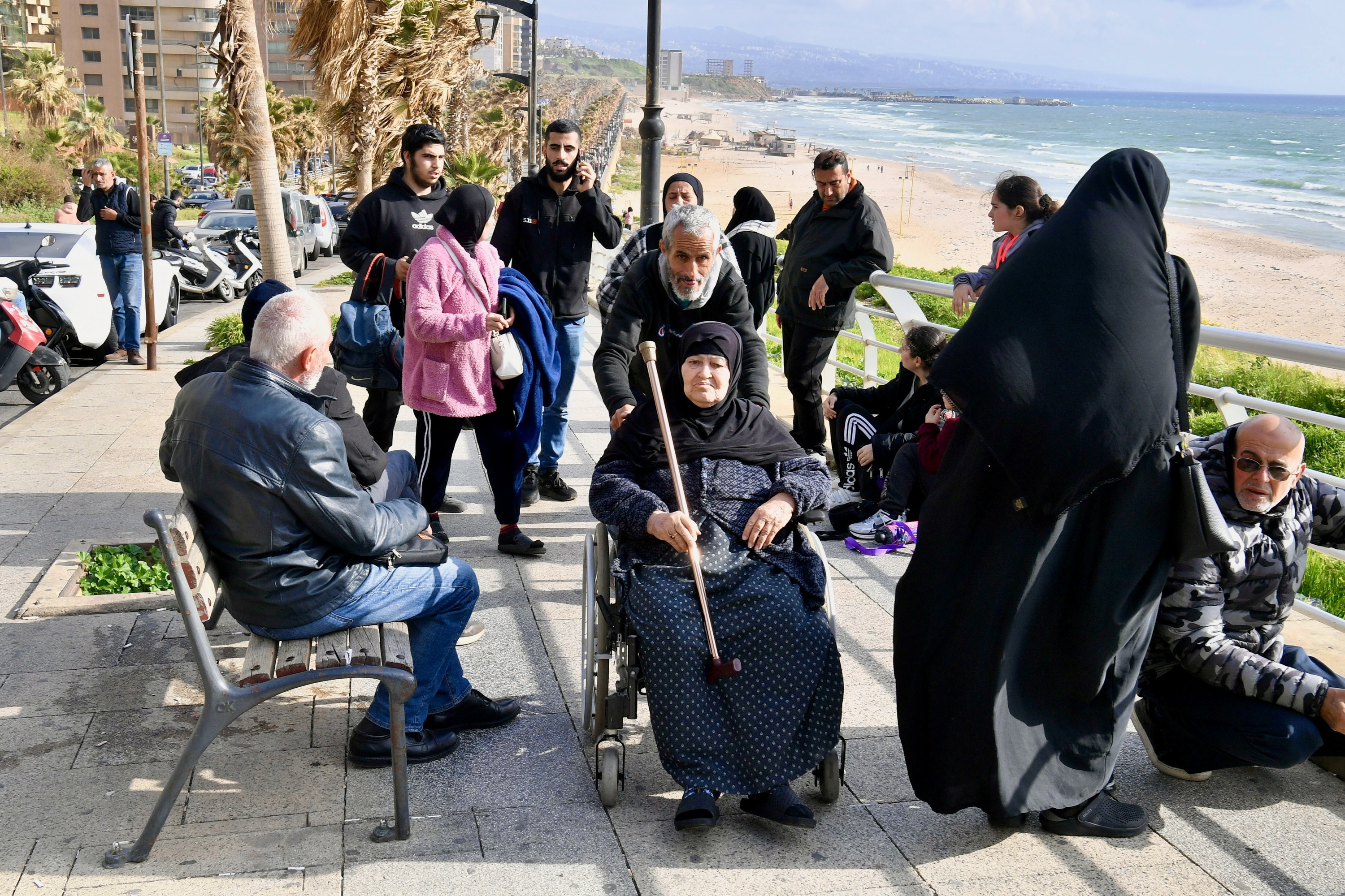 Israelen erasoek eragindako desplazatu batzuk Beiruten (Libano), atzo. WAEL HAMZEH / EFE