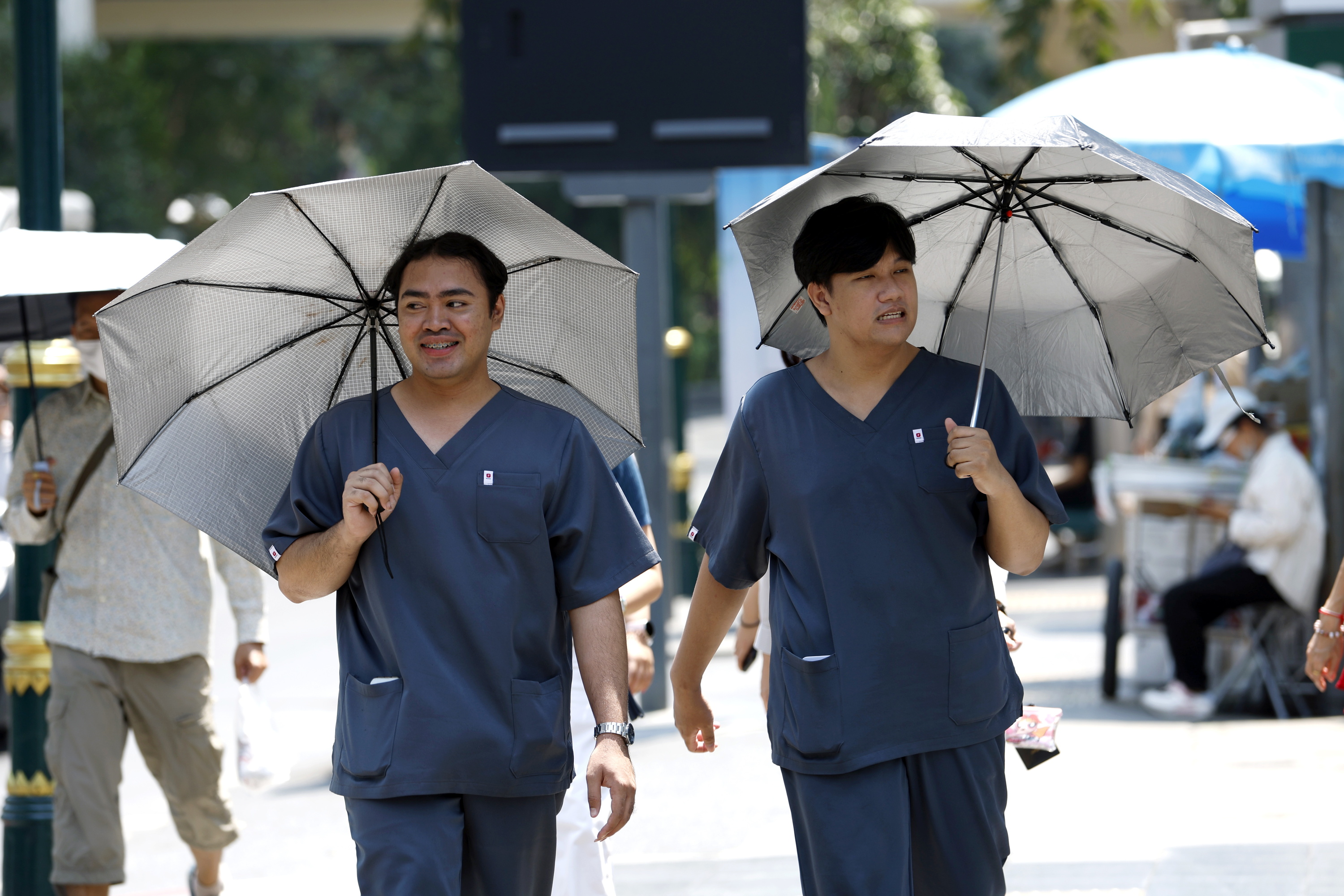 Bi gizon Bangkoken, martxoaren amaierako bero bolada batean. RUNGROJ YONGRIT / EFE