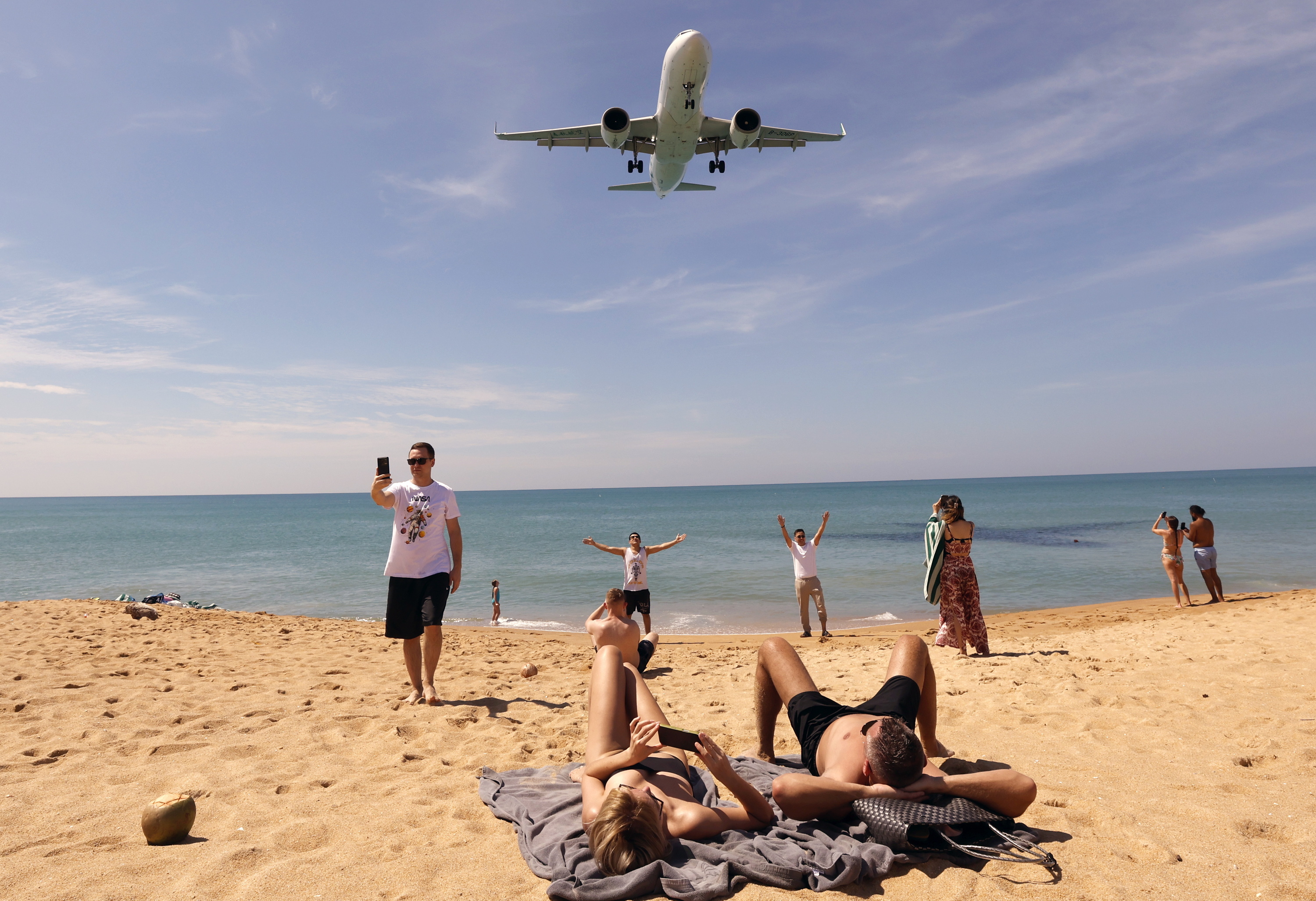 Turista batzuk Thailandiako hondartza batean. RUNGROJ YONGRIT / EFE