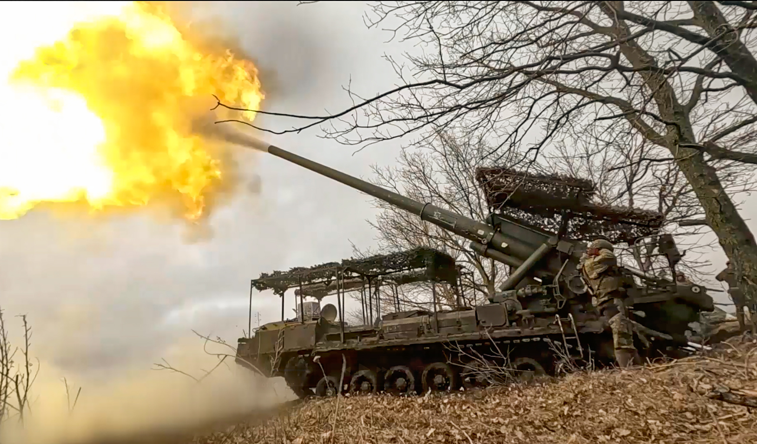 Errusiaren tanke bat erasoan Ukrainan, atzo. EFE