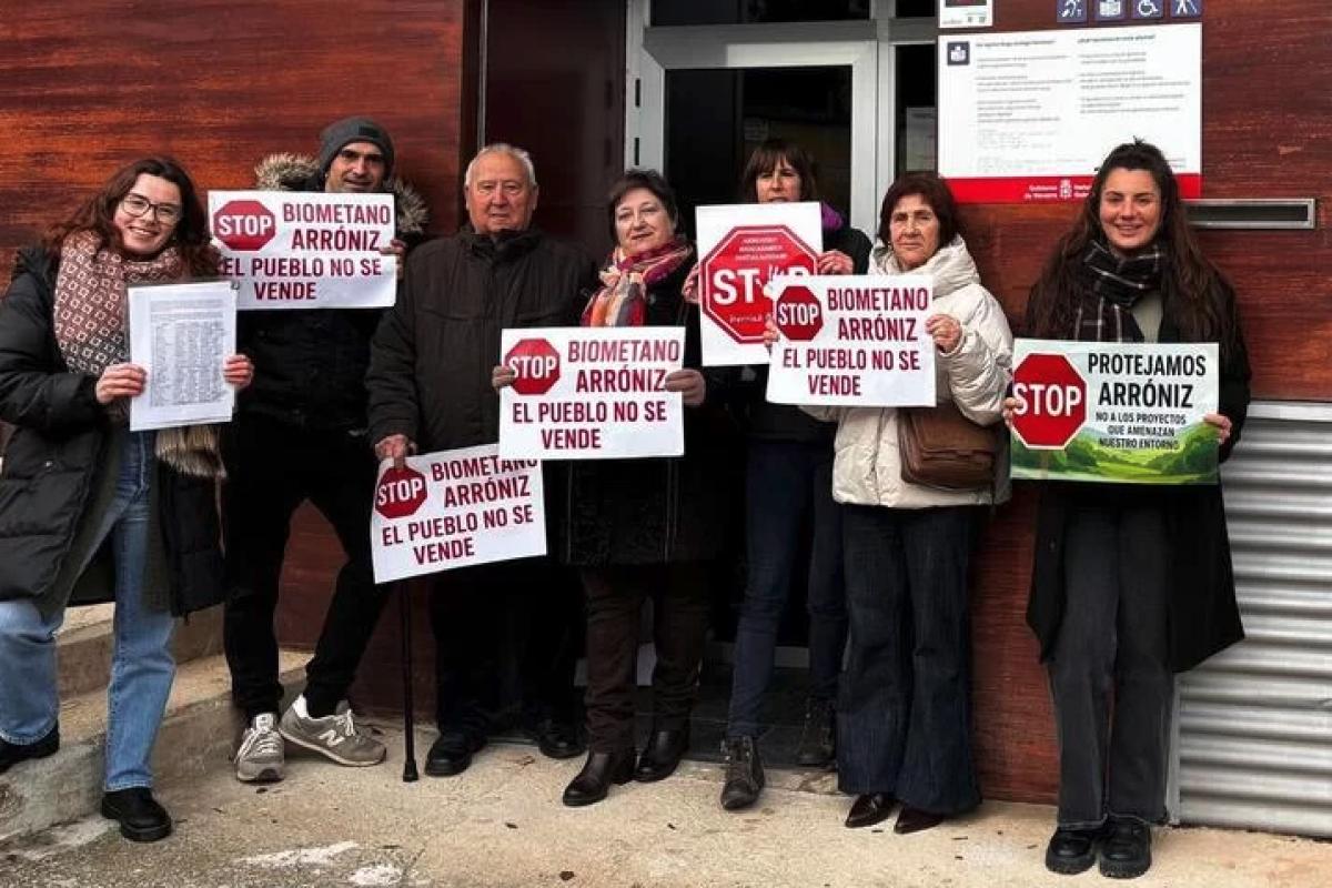 Arroizko hainbat herritar, urtarrilaren 9an, Nafarroako Gobernuaren LIzarrako egoitzaren aurrean, sinadurak aurkezten. STOP BIOGAS