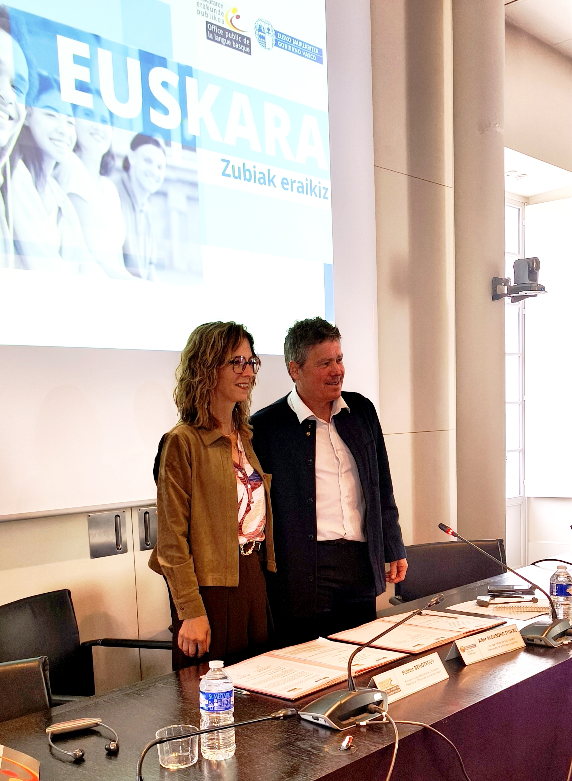 Maider Behotegi eta Aitor Aldasoro, programa sinatzeko ekitaldian. EEP