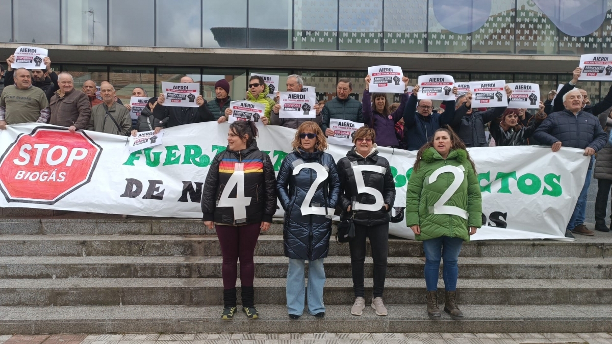 Stop Biogas plataformako koideak helegiteak aurkezten, martxoaren 31n. STOP BIOGAS