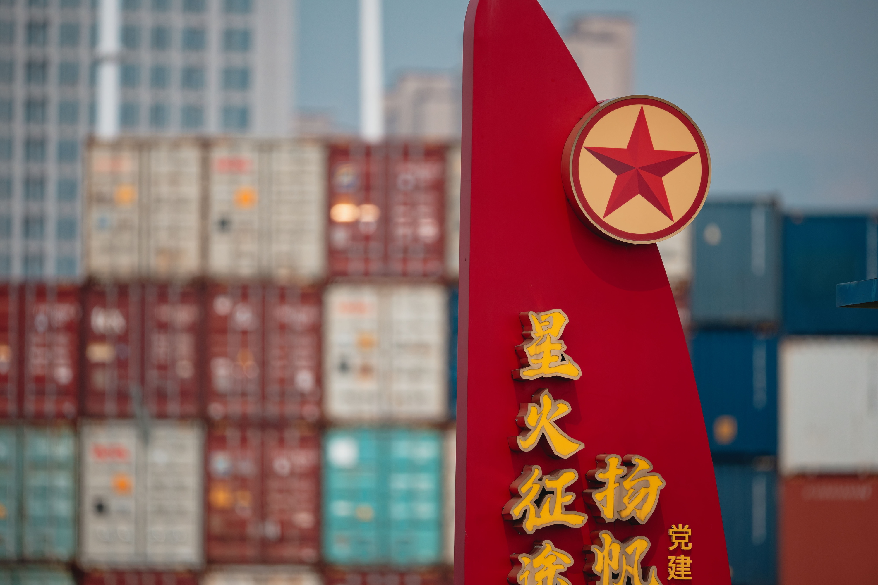 Edukiontziak Wuhaneko portuan, artxiboko irudi batean. ALEX PLAVEVSKI / EFE