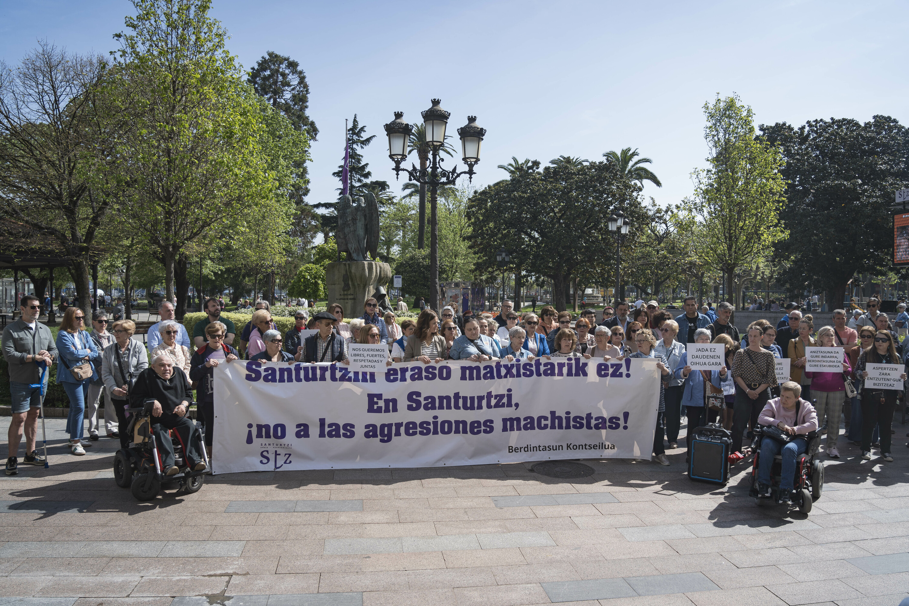 Indarkeria matxistaren kontrako elkarretaratzea gaur, Santurtzin. ARITZ LOIOLA / FOKU