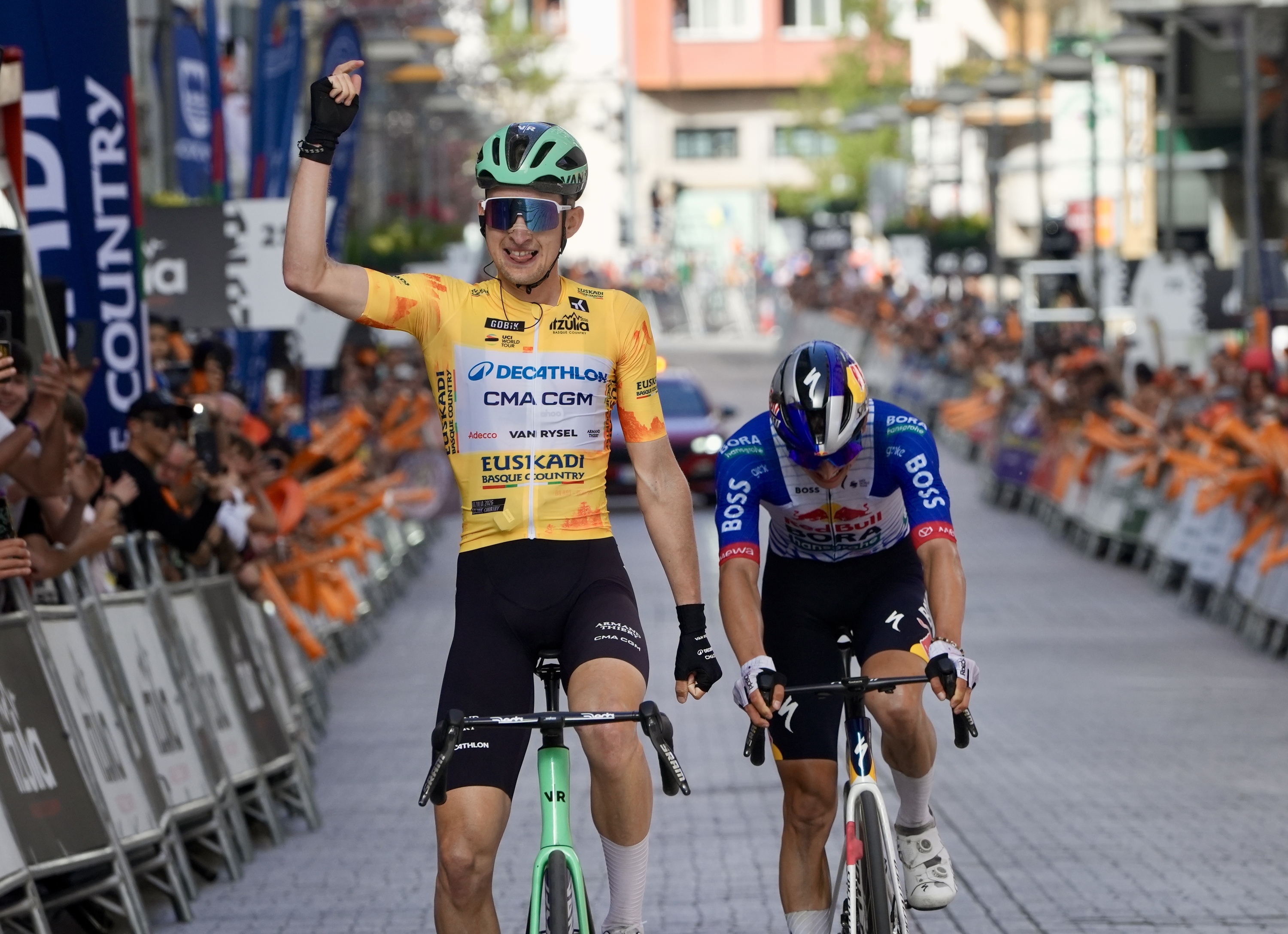 Paul Seixas, Eibarko helmugan, etapa garaipena ospatzen. ANDONI CANELLADA / FOKU