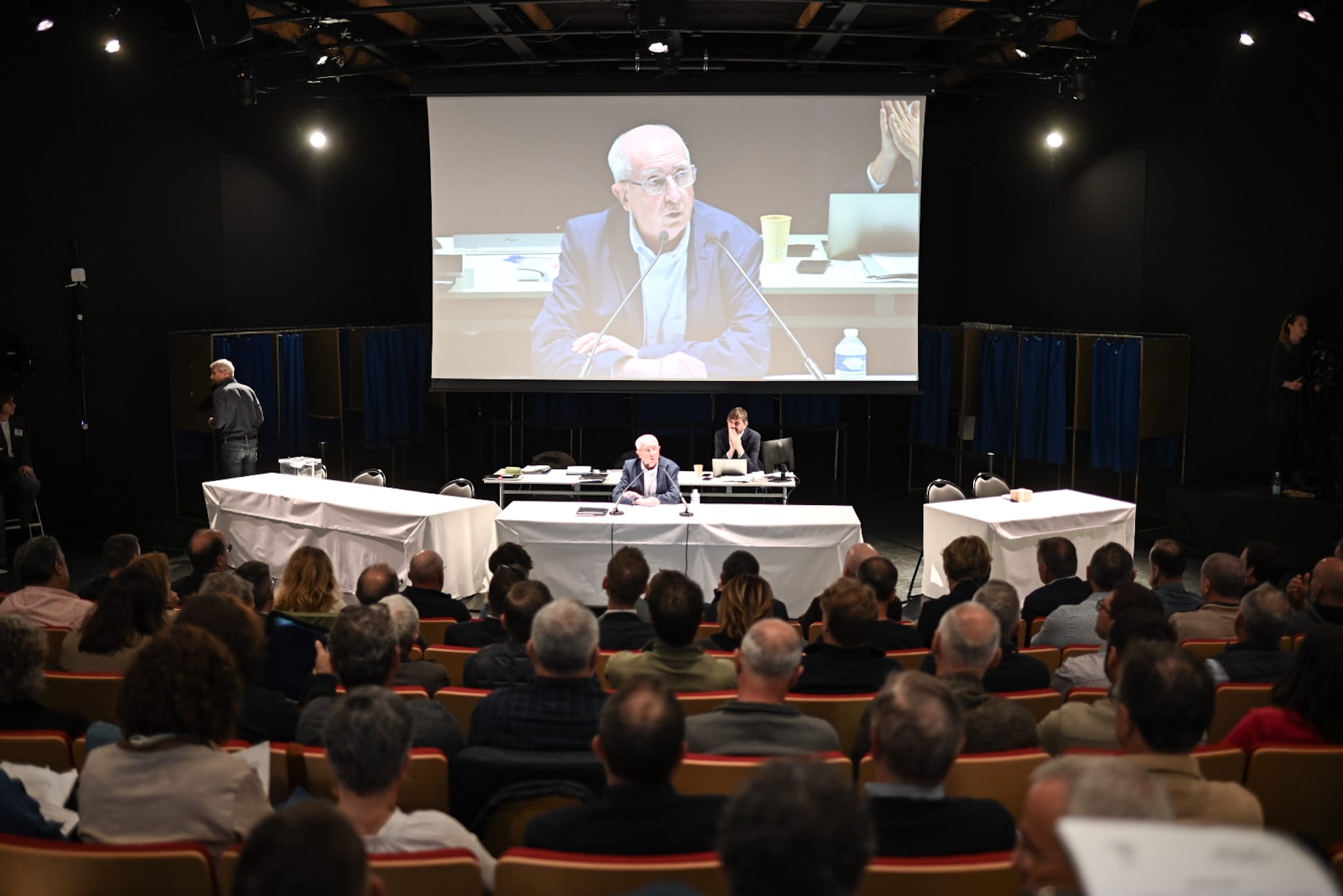 Euskal Hirigune Elkargoko lehen batzarra, gaur goizean Baionako Arteen Hirian. PATXI BELTZAIZ