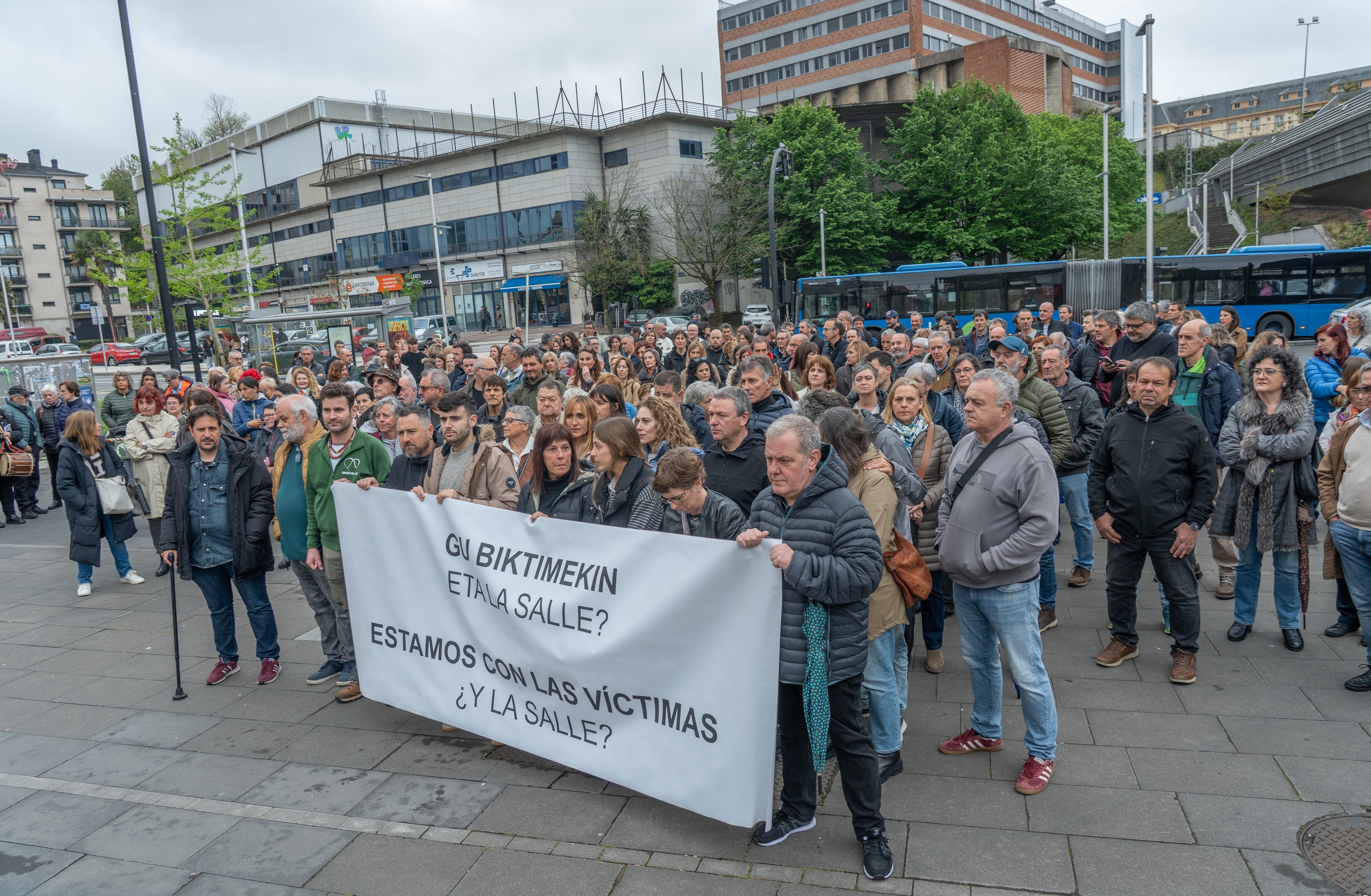 Ikasle ohiek antolatutako protesta, gaur, Donostiako Loiola auzoan; atzean, eskola. ANDONI CANELLADA / FOKU