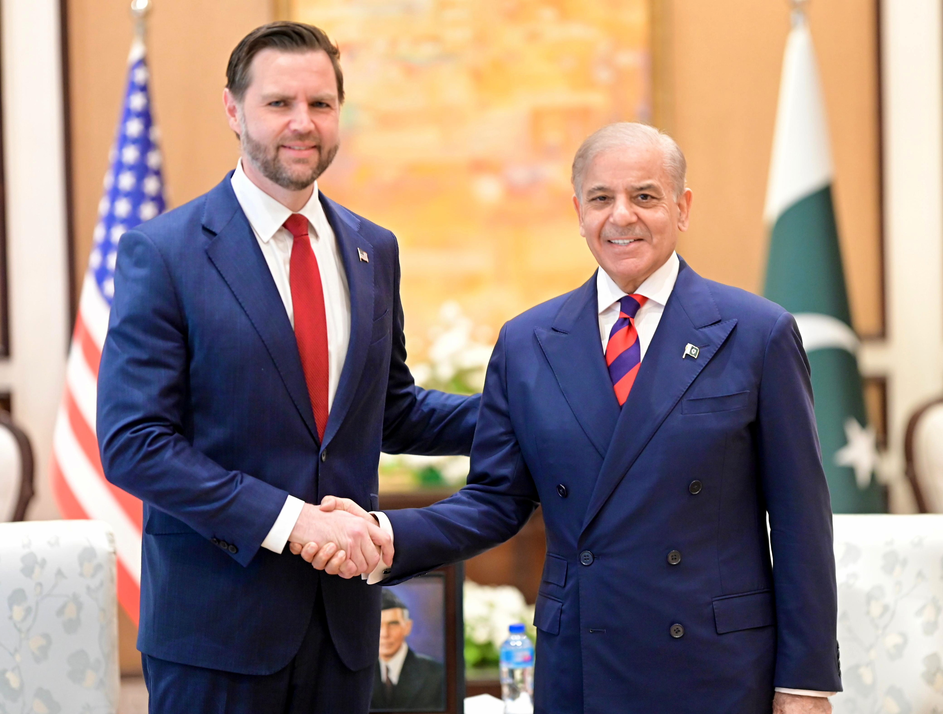 JD Vance AEBetako presidenteordea eta Shehbaz Shariff Pakistango lehen ministroa Islamabaden, gaur. EFE