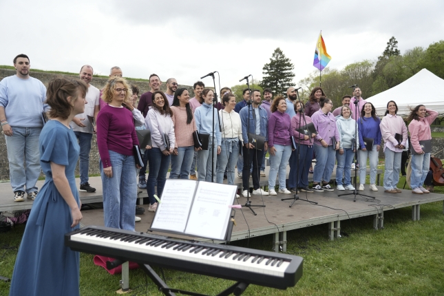 Navarra Queer Chorus abesbatzako kideak, kantuan. JAGOBA MANTEROLA / FOKU
