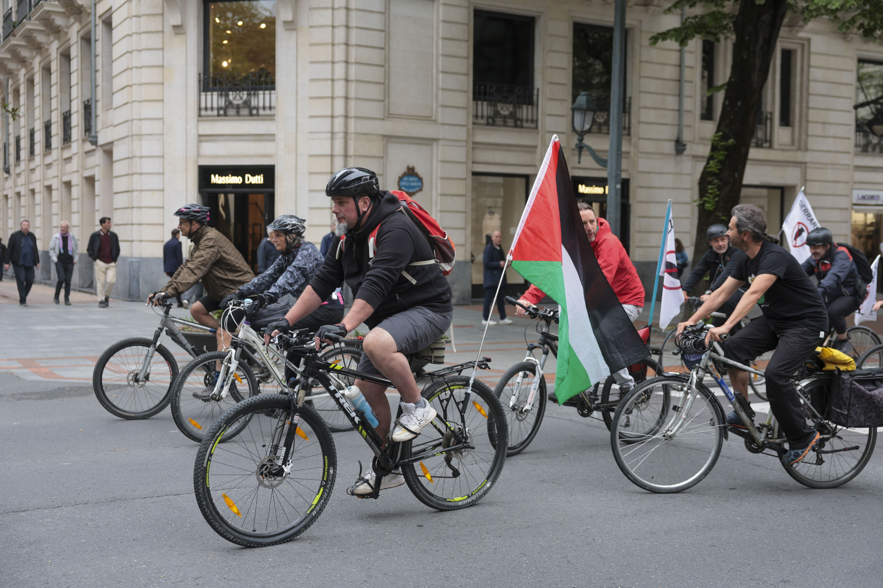 Armagintzaren kontrako bizikleta martxa, gaur, Bilbotik abiatzean. LUIS TEJIDO / EFE