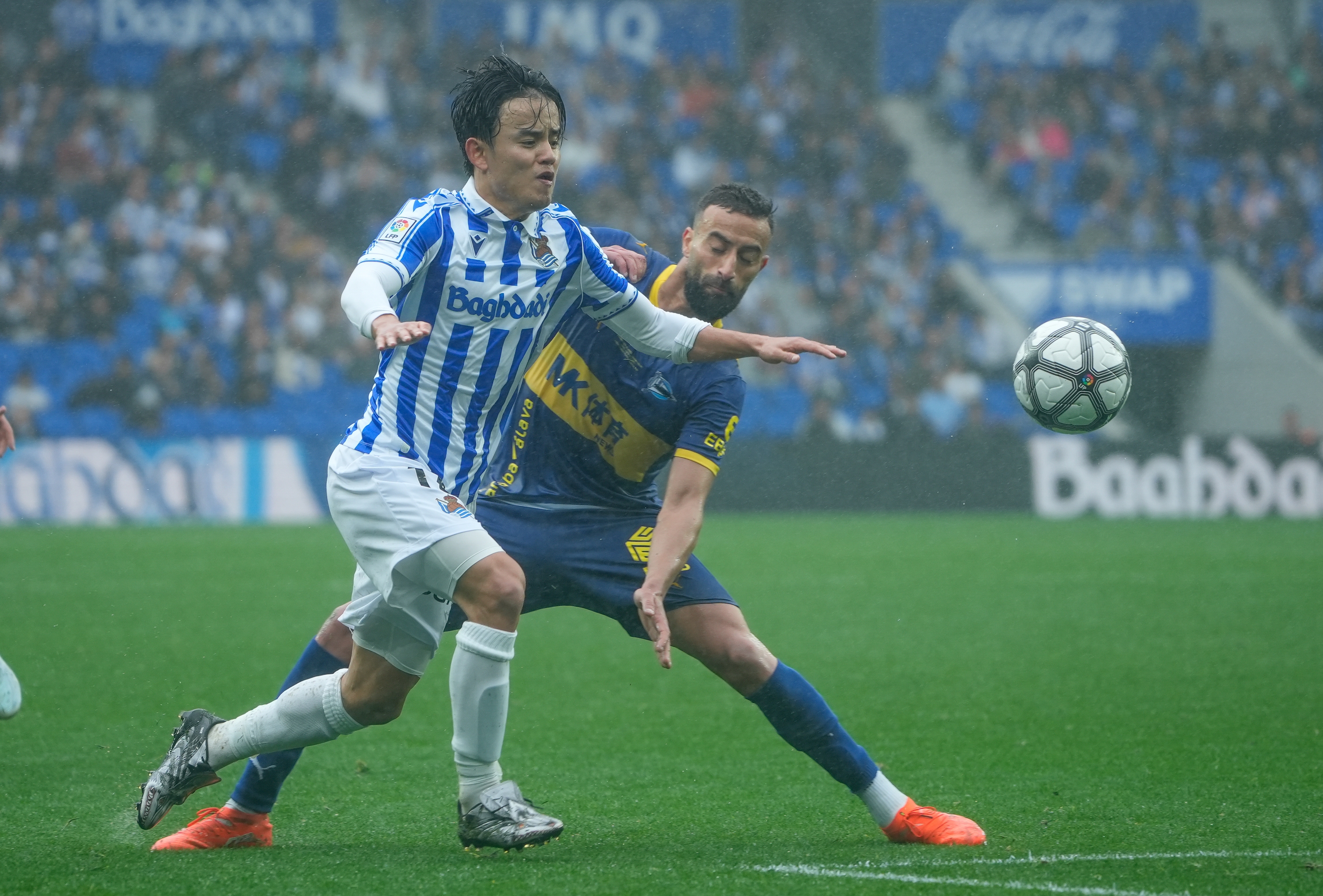 Realeko Take Kubo eta Alaveseko Abde Rebbach lehia bizian gaurko norgehiagokan. ANDONI CANELLADA/ FOKU