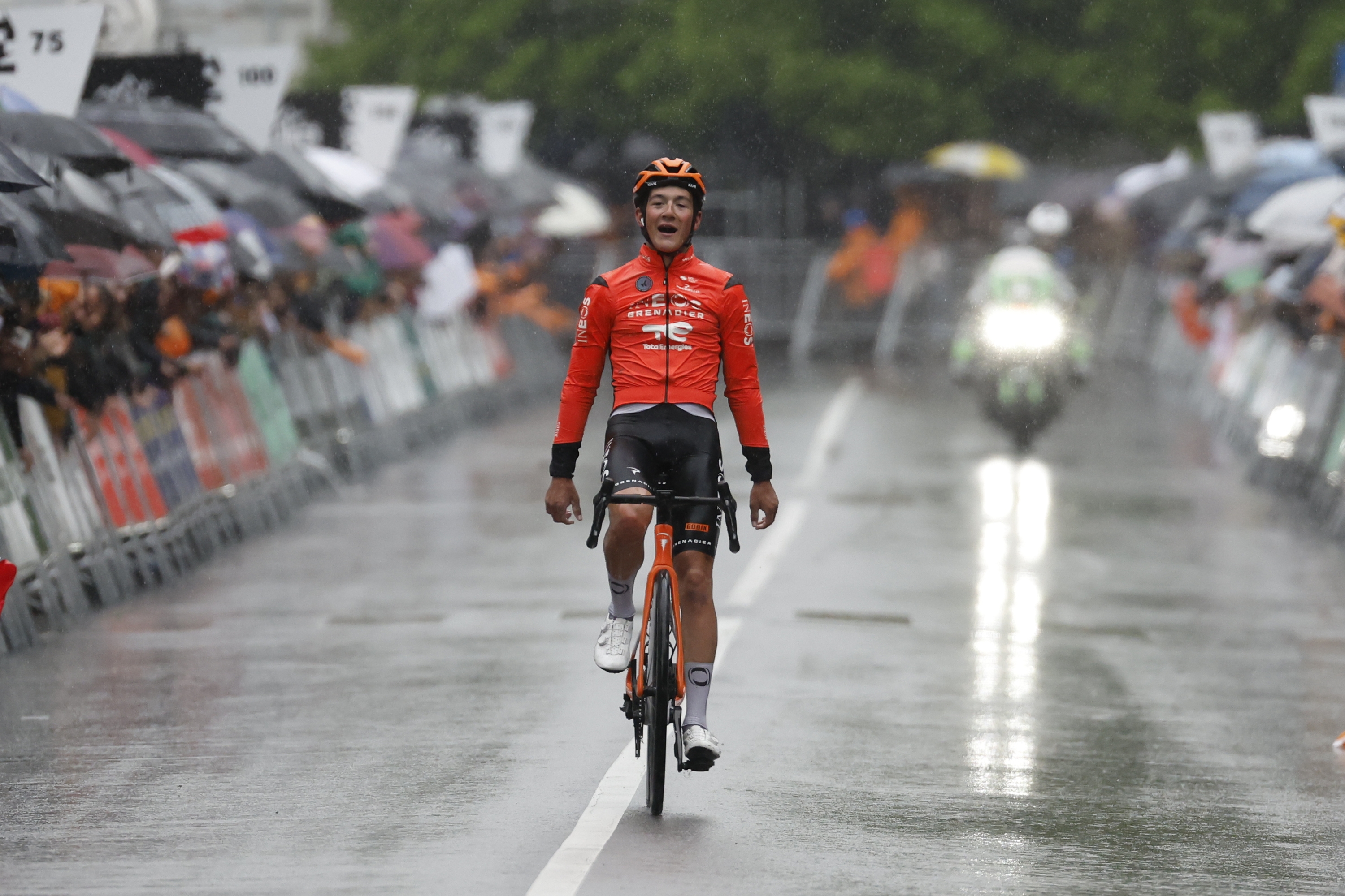 Andrew August, garaipena ospatzen, Bergarako helmugan. JUAN HERRERO / FOKU