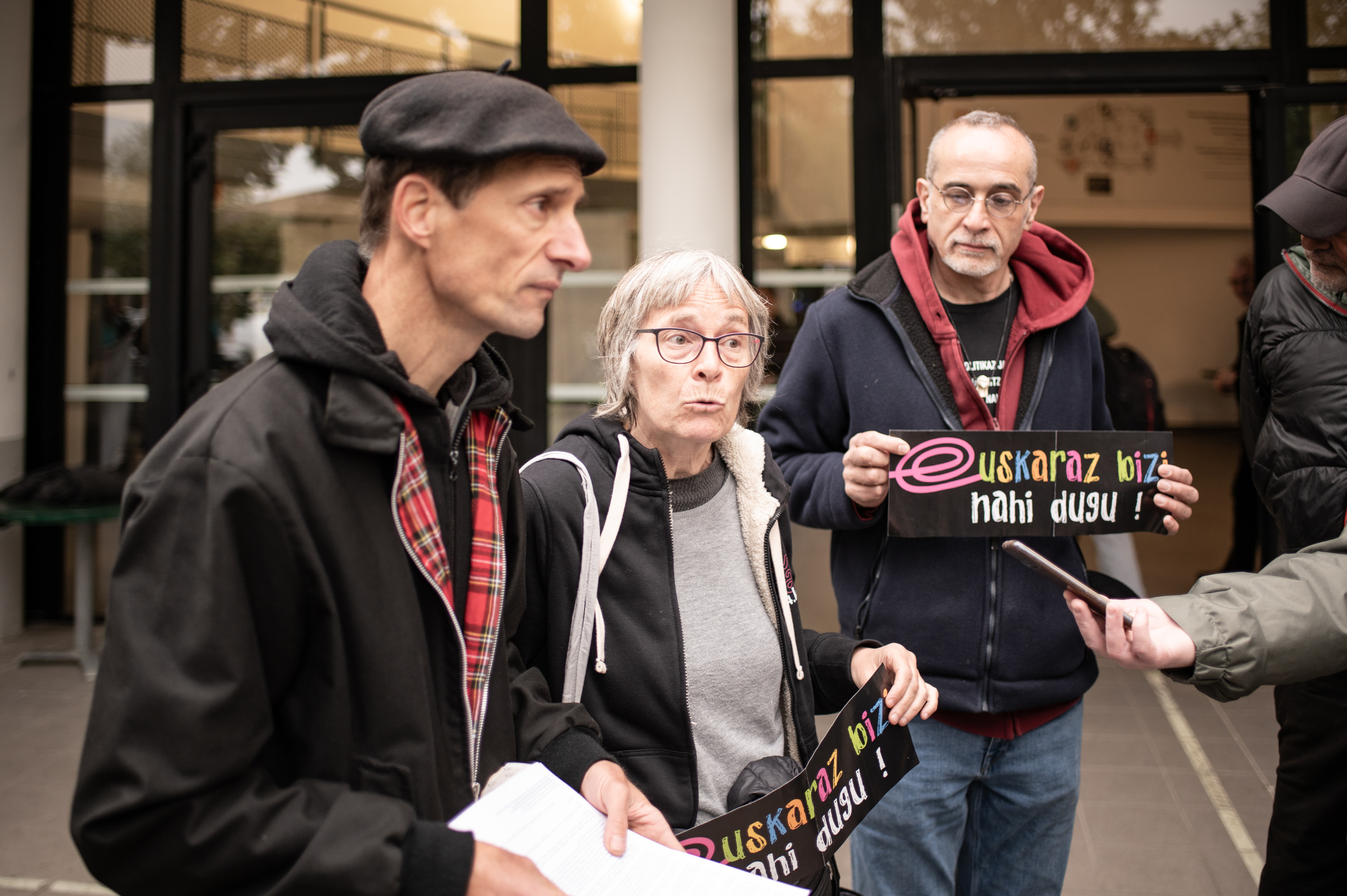 EHEko kideak, gaur goizean, Euskal Hirigune Elkargoko lehen batzarra aitzin hautetsiei gutunak banatzen. PATXI BELTZAIZ