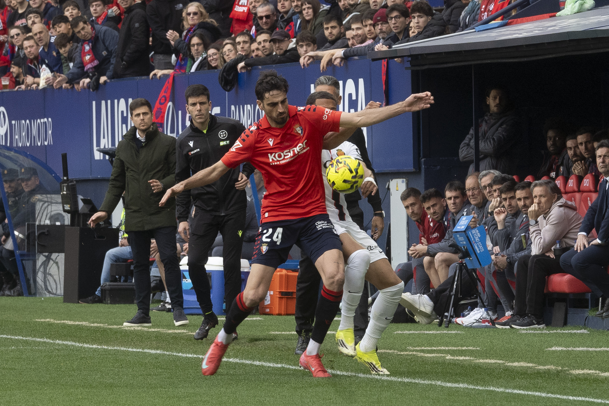 Osasunako Alejandro Catena baloia babesten, Mallorcaren aurkako partidan. IÑIGO URIZ / FOKU