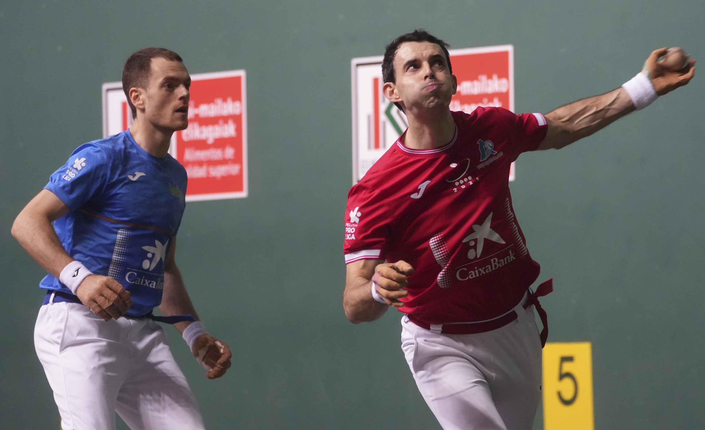 Altuna III.a pilota jotzen, atzean Laso duela. JAGOBA MANTEROLA / FOKU