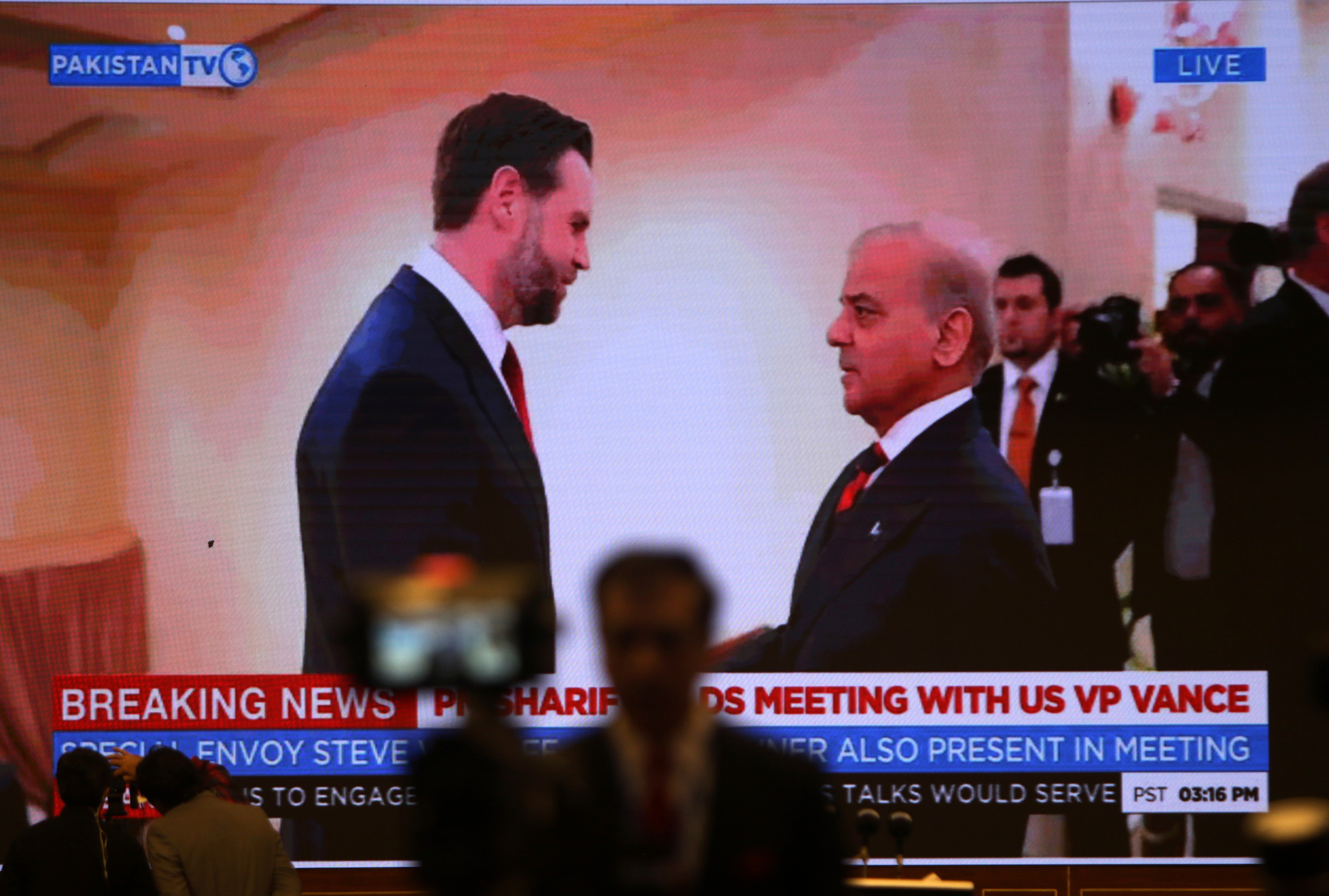 Vance eta Shariff pantaila batean atzo, Islamabaden kazetarientzako atondutako gela batean. SOHAIL SHAHZAD / EFE