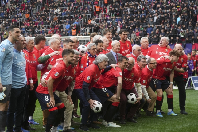 Osasunaren 1980ko taldeari omenaldia, partida aurretik. JAGOBA MANTEROLA / FOKU