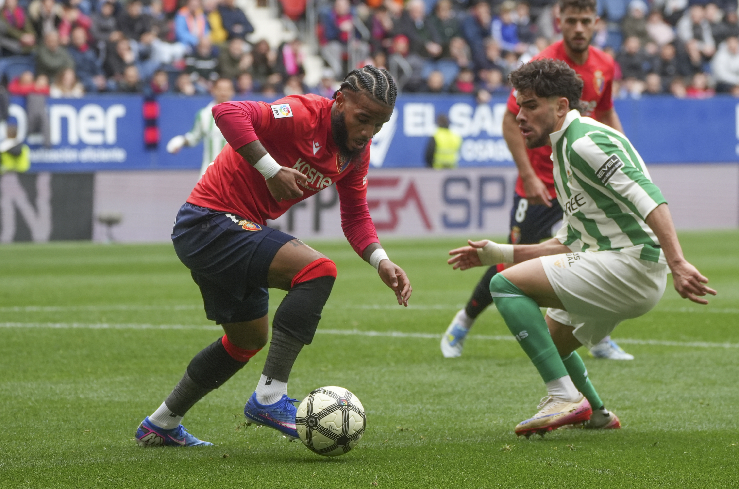 Rozier baloiarekin, parean Abde duela. JAGOBA MANTEROLA / FOKU