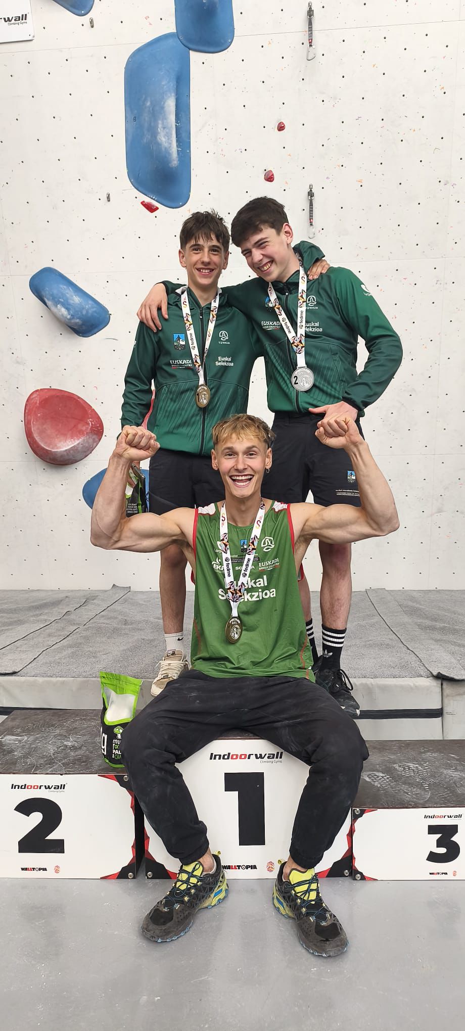 Mikel Lizanisoro, Lur Guenetxea eta Markel Korta euskal eskalatzaileak