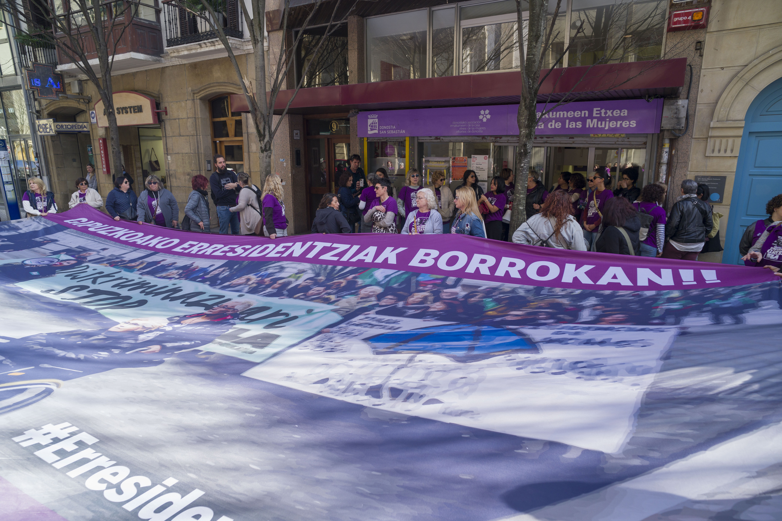 (ID_15839801) (Jon Urbe/@FOKU) 2026-02-26, Donostia. Gipuzkoako erresidentzietako kideek greban segitzen dute, eta ekintza berezi b...