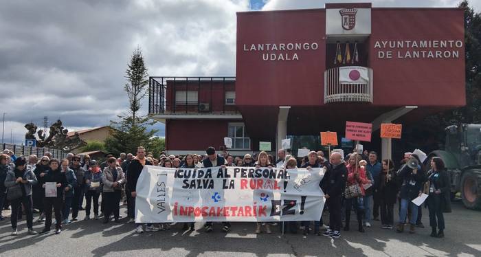 Añanako osasun arloko langileek gaur goizean Lantarongo udaletxearen aurrean egindako protesta. ALEA