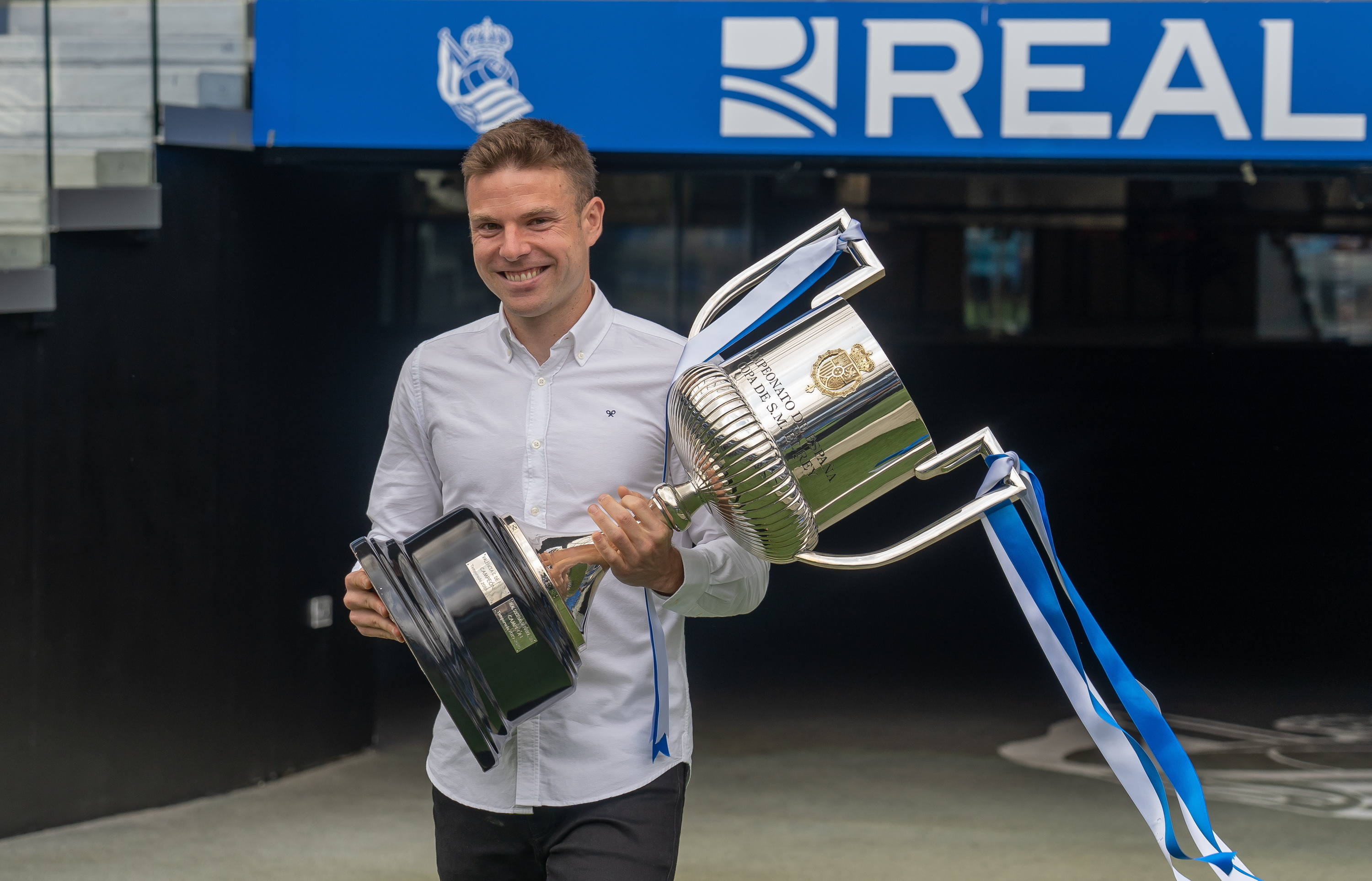 Asier Illarramendi kopa eskuetan duela, artxiboko irudi batean. ANDONI CANELLADA / FOKU