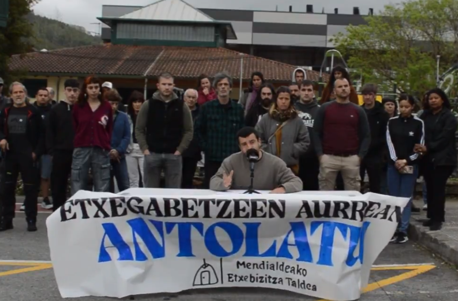 Mendialdeko Etxebizitza Taldearen agerraldia, atzo, Beran. METAK UTZITAKOA