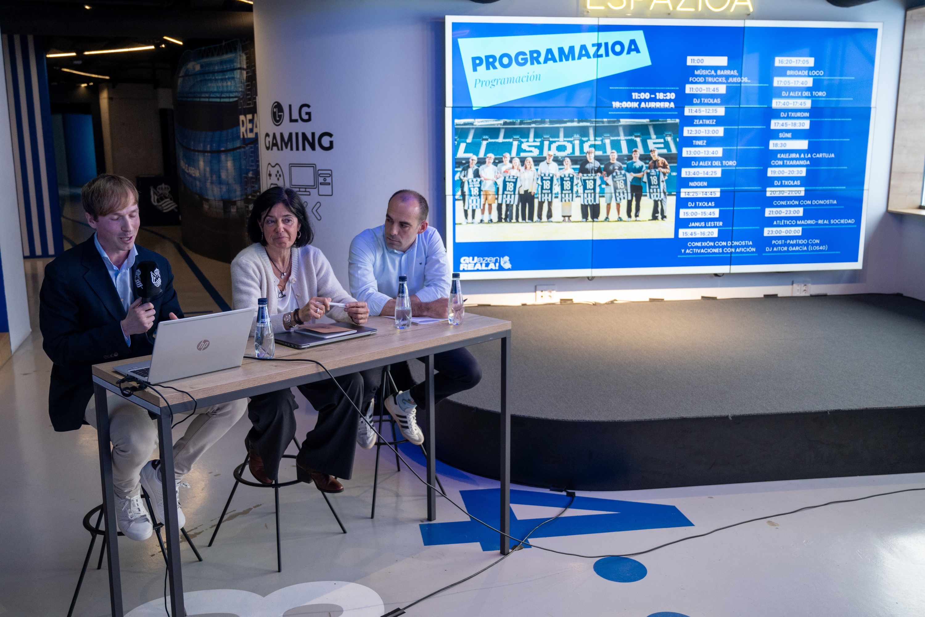 Sevillako zaleen gunea aurkezteko prentsaurrekoa, gaur, Anoetan. GORKA RUBIO / FOKU