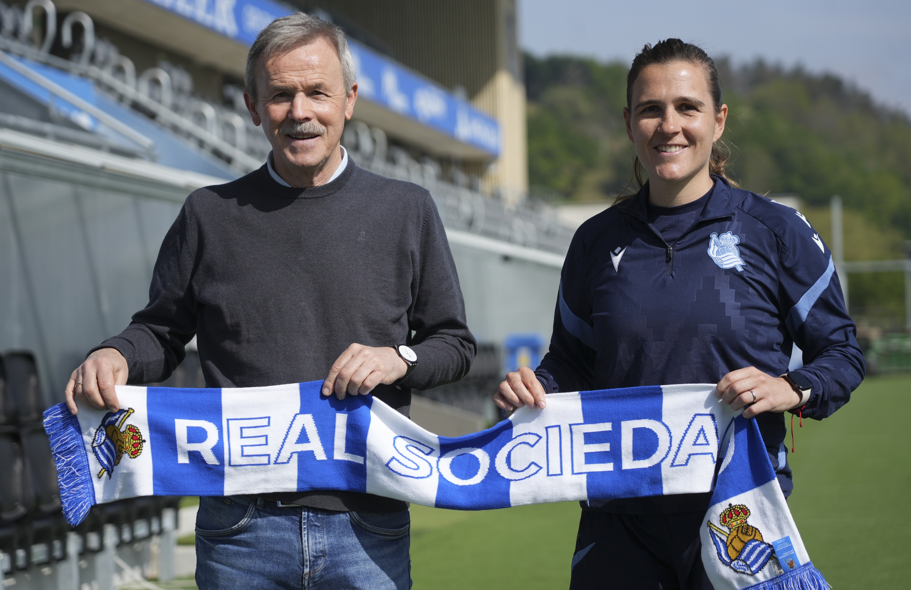 Juanan Larrañaga eta Sandra Ramajo, Zubietan, Realaren bufanda bat eskuetan dutela. JAGOBA MANTEROLA / FOKU