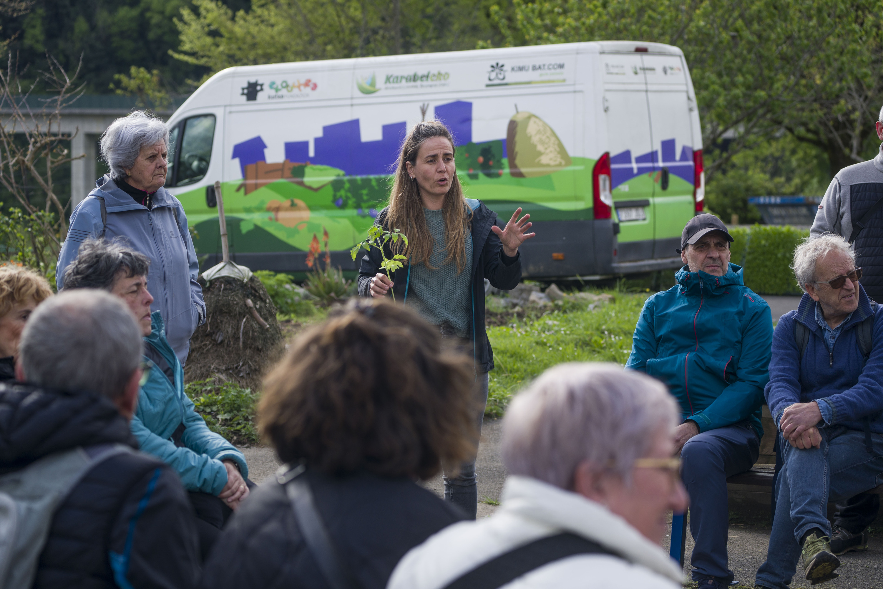 Aitziber Otegi Furgobaratzako kidea, eskuetan tomate landare bat duela, Tolosako hitzaldian bildutakoei azalpenak ematen. JON URBE / FOKU