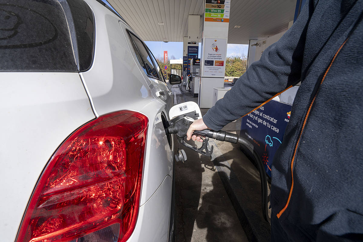 Erregaien BEZaren jaitsiera ia ez da igarri martxoko KPIan. ANTONIO GARCIA / EFE