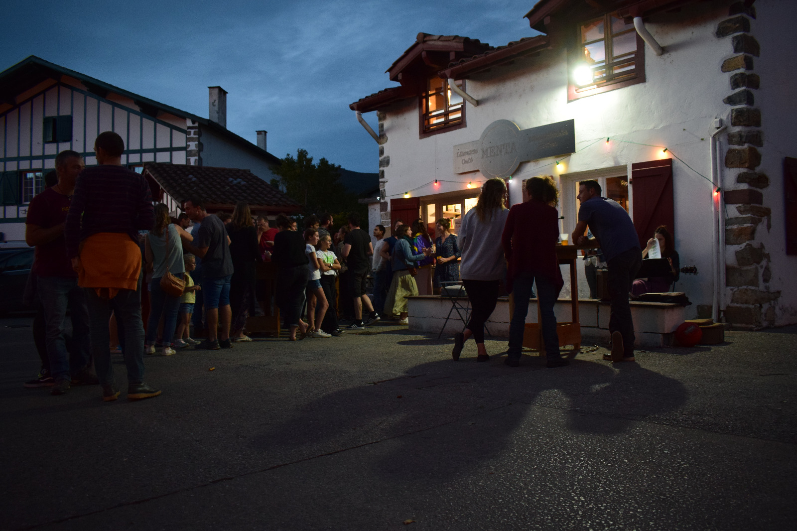 Menta liburu dendaren lehen urteurreneko besta, 2022an, Ortzaizen. EMMA GIRBON