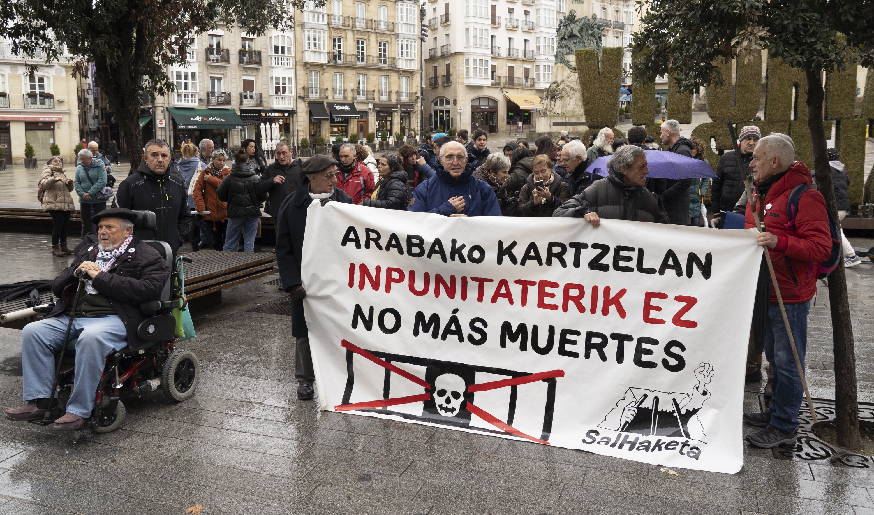 Zaballako espetxean otsailean hildako presoaren heriotza salatzeko protesta, Gasteizen, artxiboko irudi batean. RAUL BOGAJO / FOKU