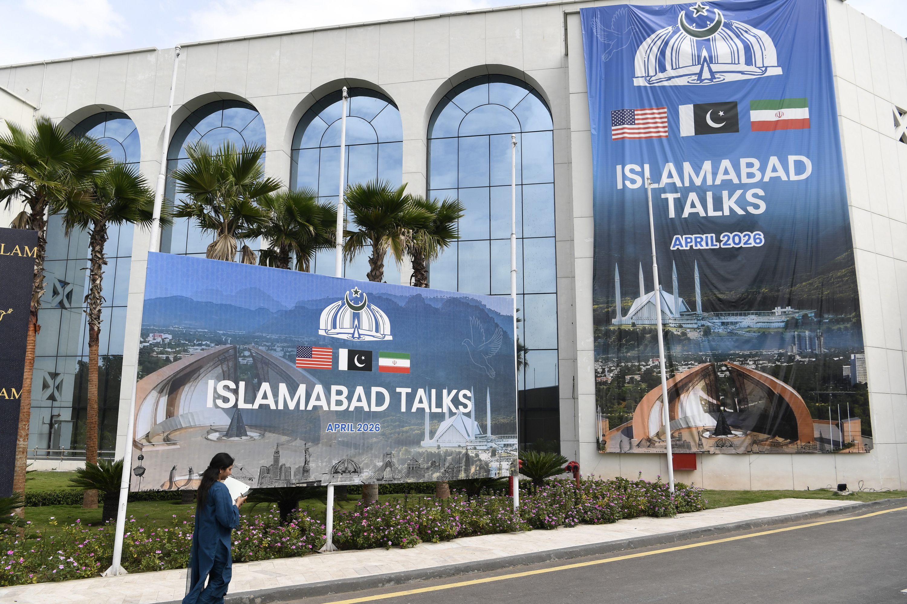 Iranek eta AEBek Islamabaden izandako elkarrizketen iragarki bat Islamabaden, larunbatean. SOHAIL SHAHZAD / EFE