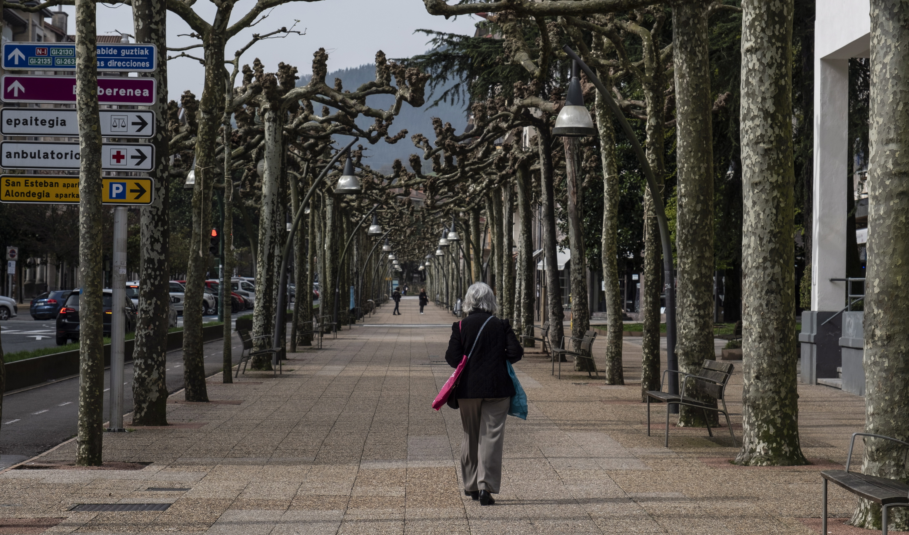 Herritar bat Tolosan paseatzen, artxiboko irudi batean. JON URBE / FOKU