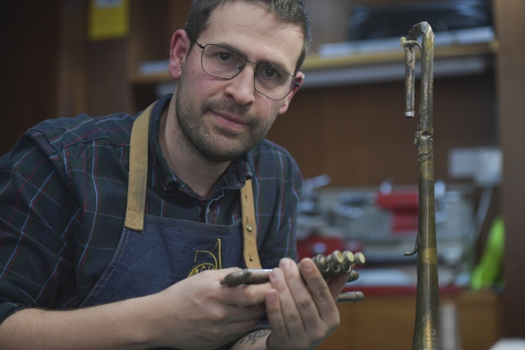 Daniel Laparra, Iruñeko bere tailerrean lanean. IDOIA ZABALETA / FOKU