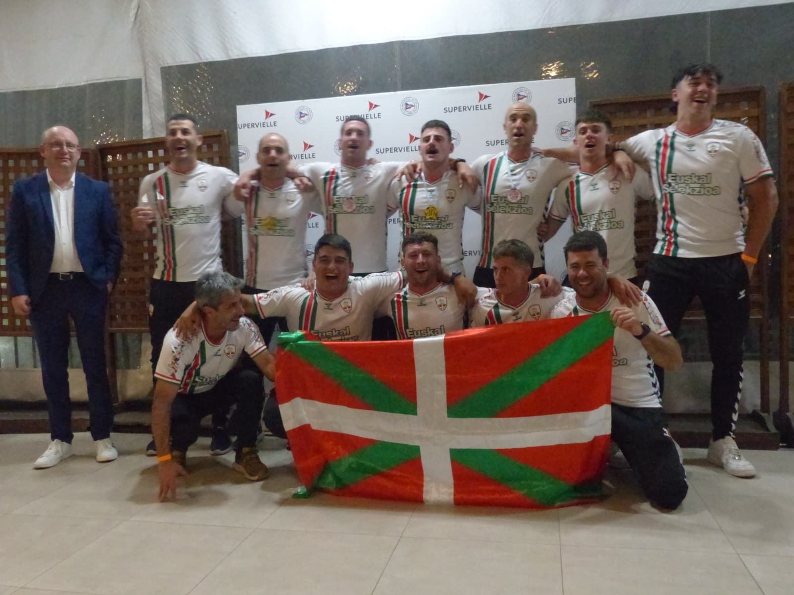 Euskal selekzioko gizonezko pilotariak, ikurrinarekin. EUSKADIKO PILOTA FEDERAZIOA