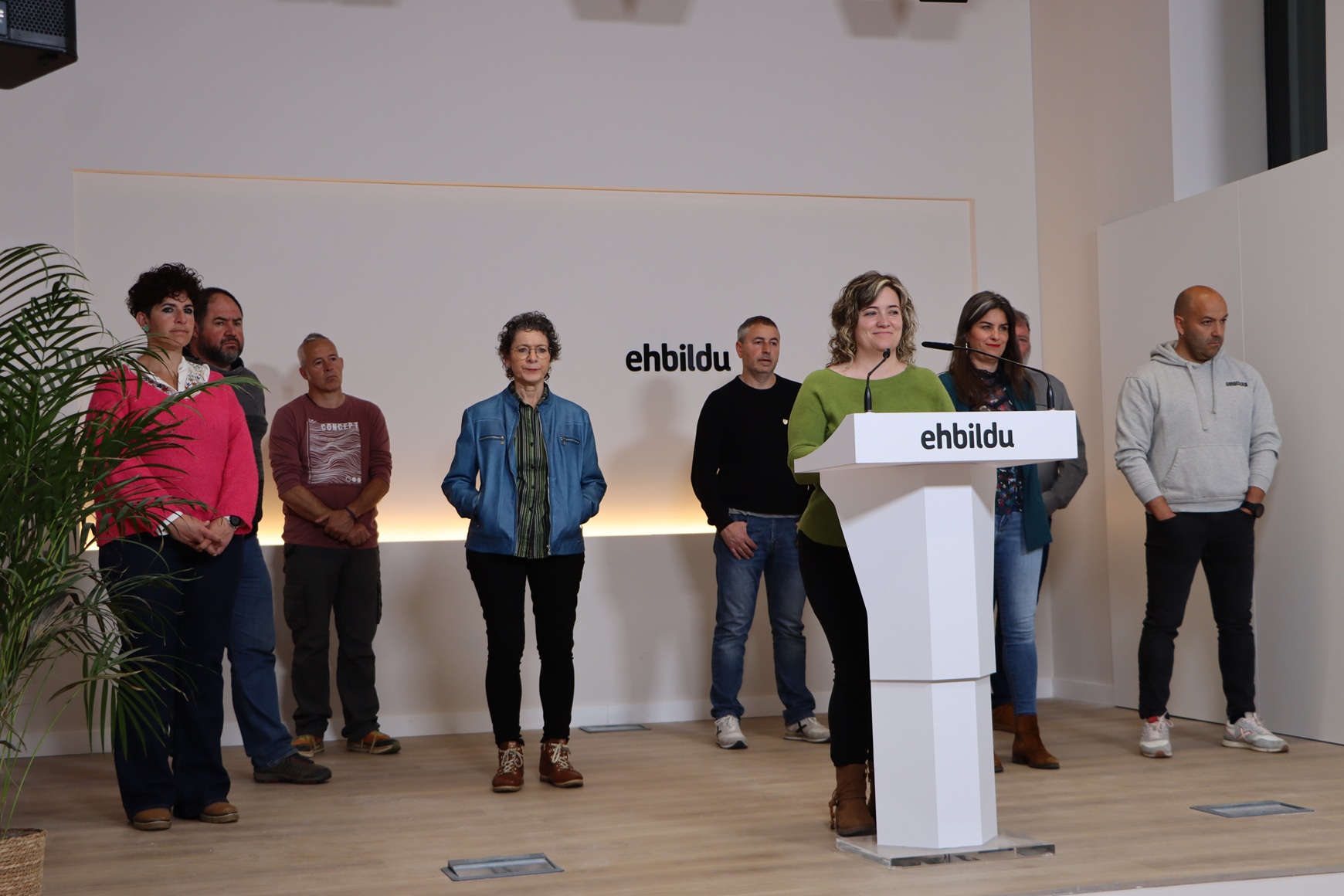 Iratxe del Barco, Iruraz-Gaunako alkatea, EH Bilduko Arabako gainerako alkateekin batera, gaurko agerraldian. EH BILDU