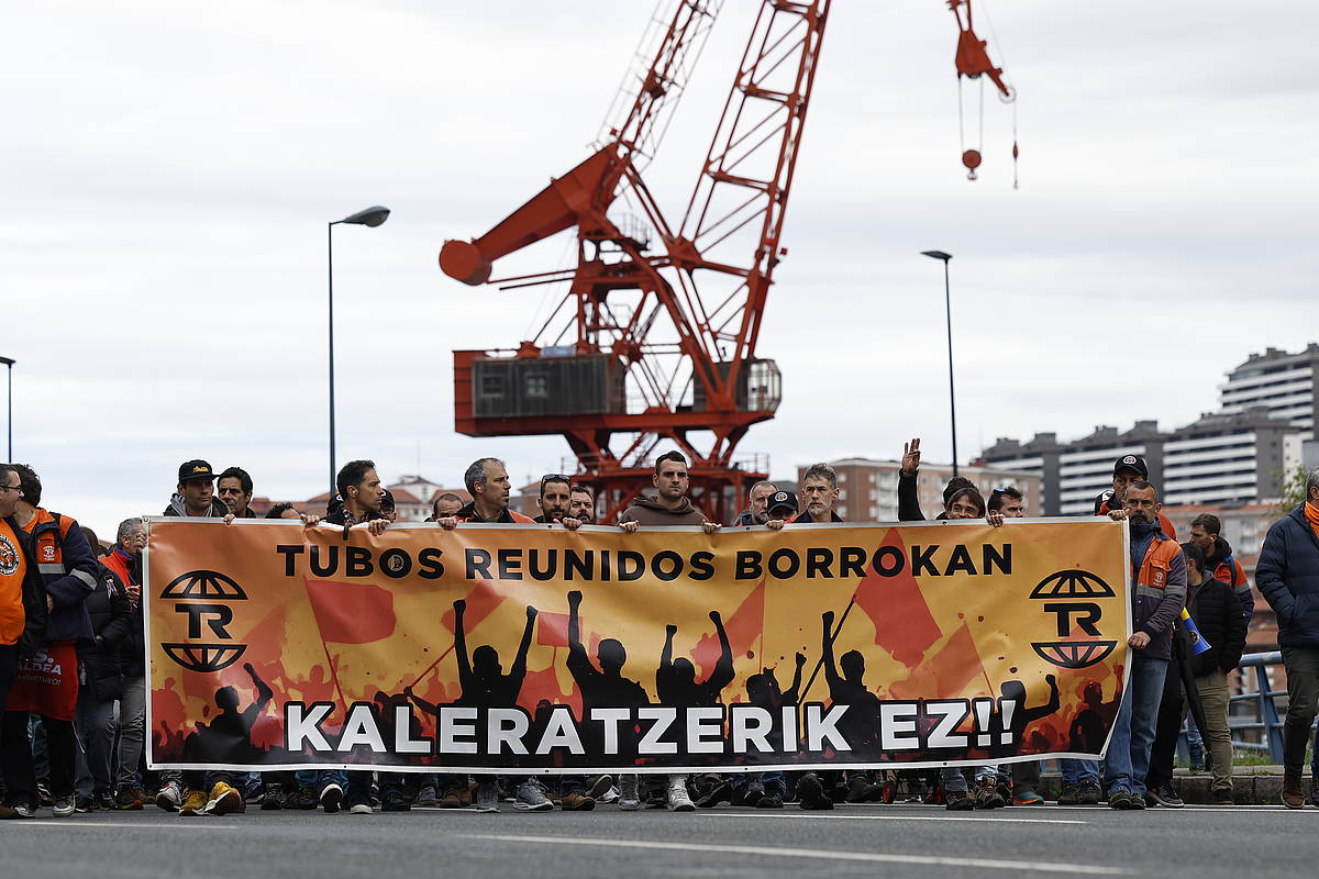 Tubos Reunidoseko Amurrioko langileak, gaur manifestazioan Bilbon. MIGUEL TOÑA / EFE