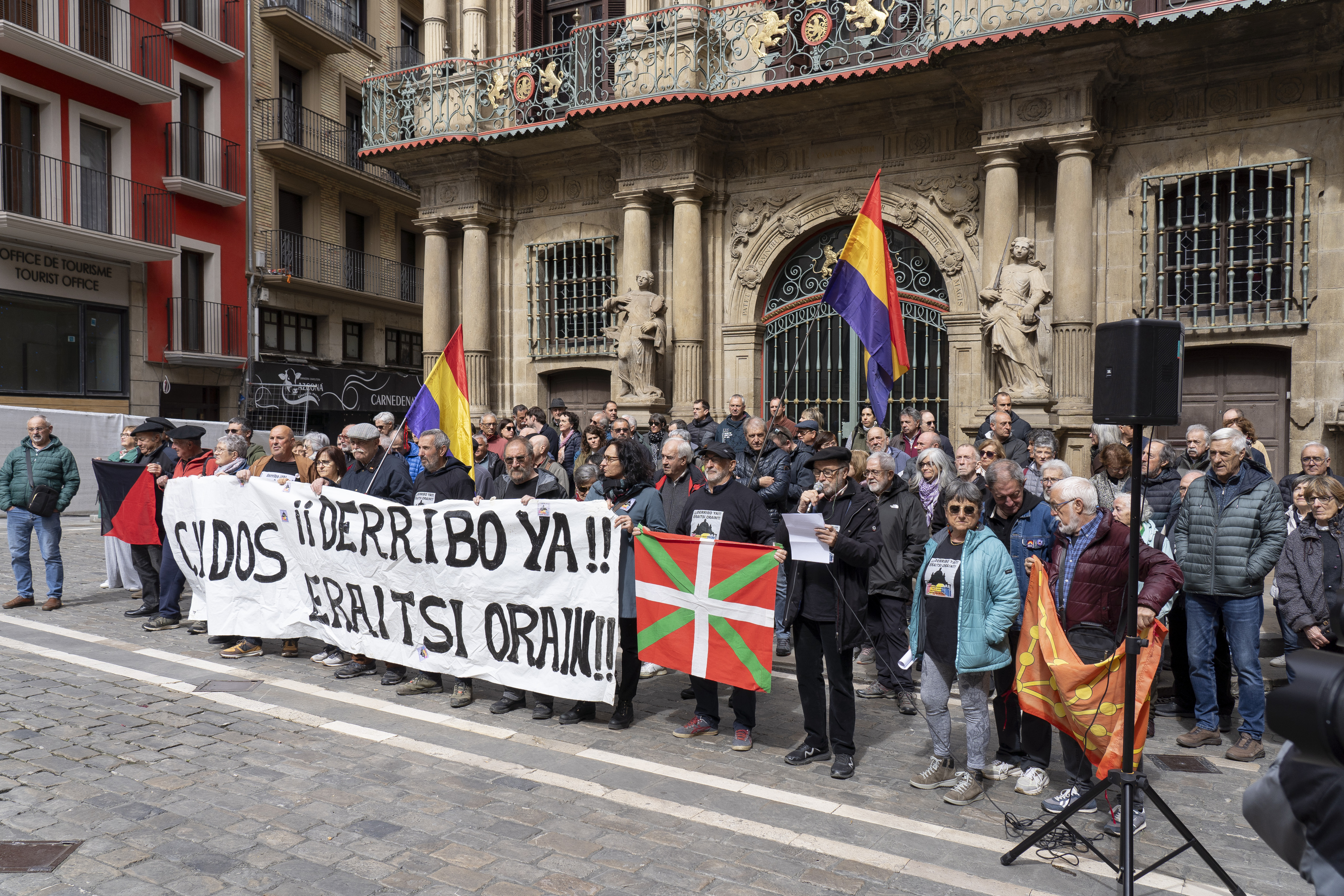 Elkarte memorialistek berretsi dute Erorien Monumentua «izapiderik gabe» bota daitekeela: «Ez dago legez babestua» Elkarte memorialistek berretsi dute Erorien Monumentua «izapiderik gabe» bota daitekeela: «Ez dago legez babestua»