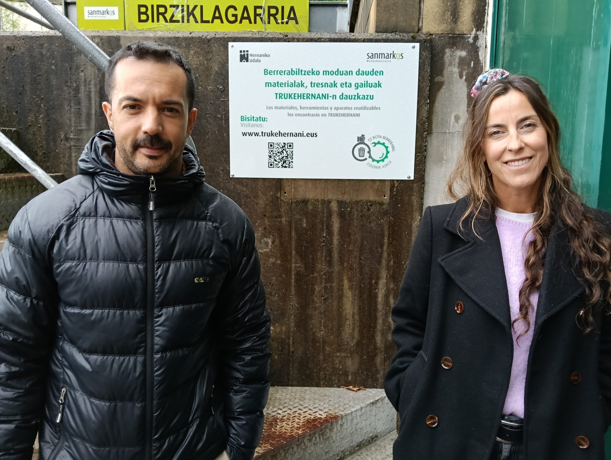 Eñaut Gracia San Marko mankomunitateko lehendakaria eta Ainara Atorrasagasti Hernaniko Ingurumen zinegotzia, atzo, Hernaniko garbigunean. HERNANIKO UDALA