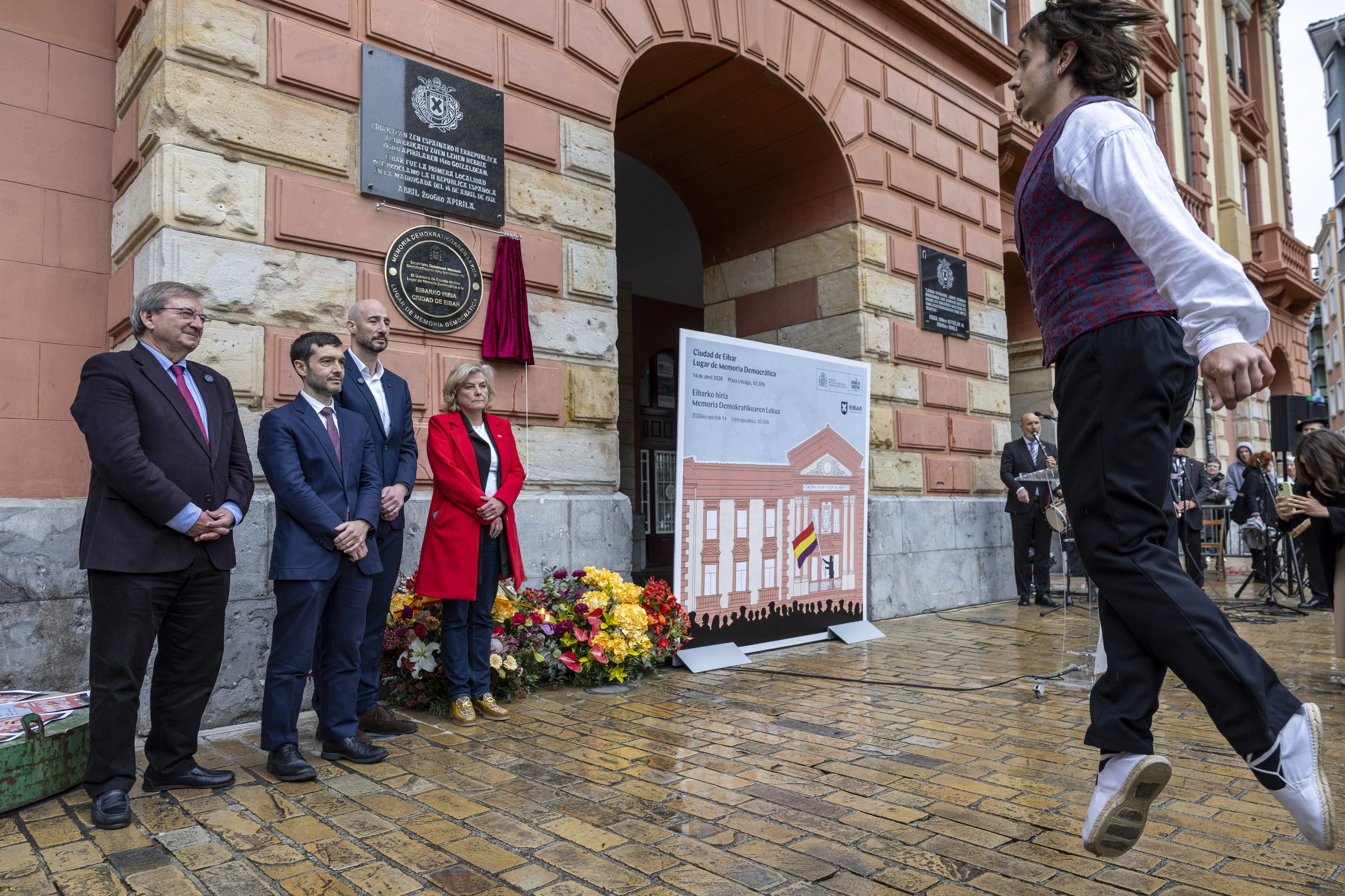 Ekitaldi ofiziala Eibarko Udaletxearen aitzinean, gaur. JAVIER ETXEZARRETA /EFE