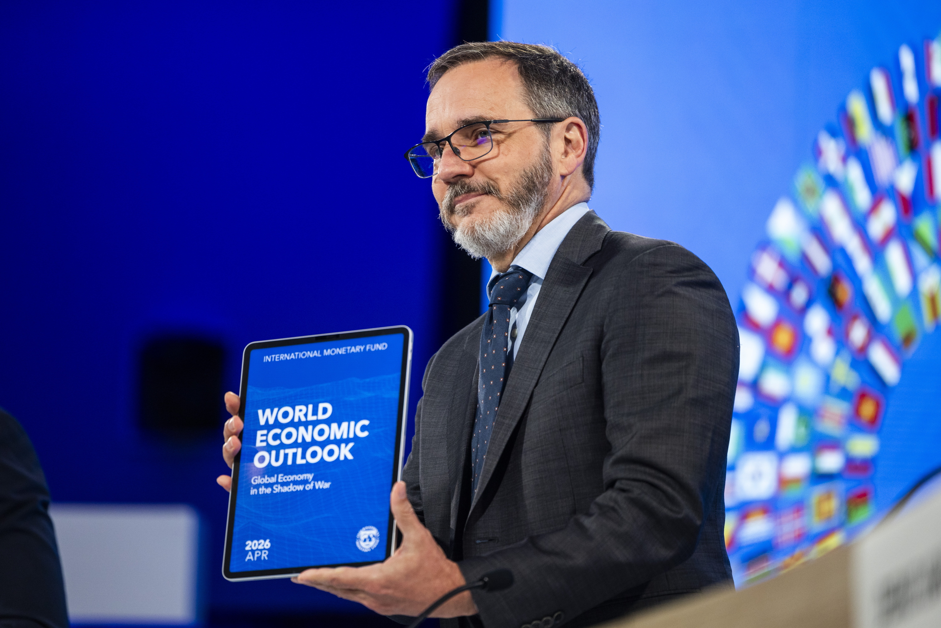 Pierre-Olivier Gourinchas NDFko ikerketa bulegoko zuzendari eta aholkulari ekonomikoa, udaberriko WEO txostena aurkezten, Washingtonen. J