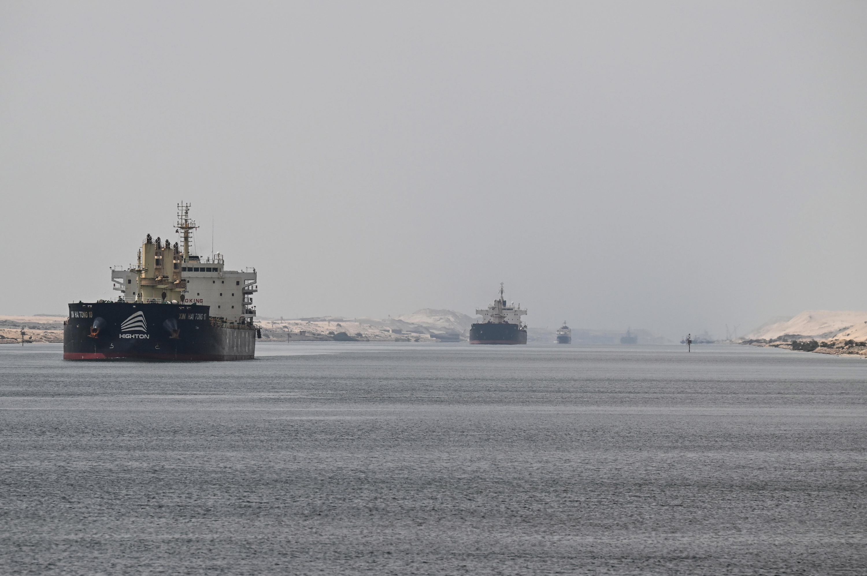 Zenbait itsasontzi Suezko kanala zeharkatzen, artxiboko irudi batean. MOHAMED HOSSAM / EFE