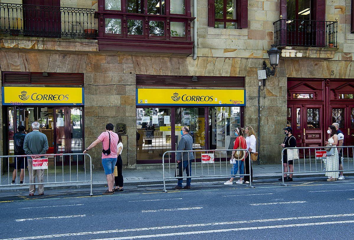Correosen Bilboko egoitza bat, aste honetan. LUIS JAUREGIALTZO / FOKU