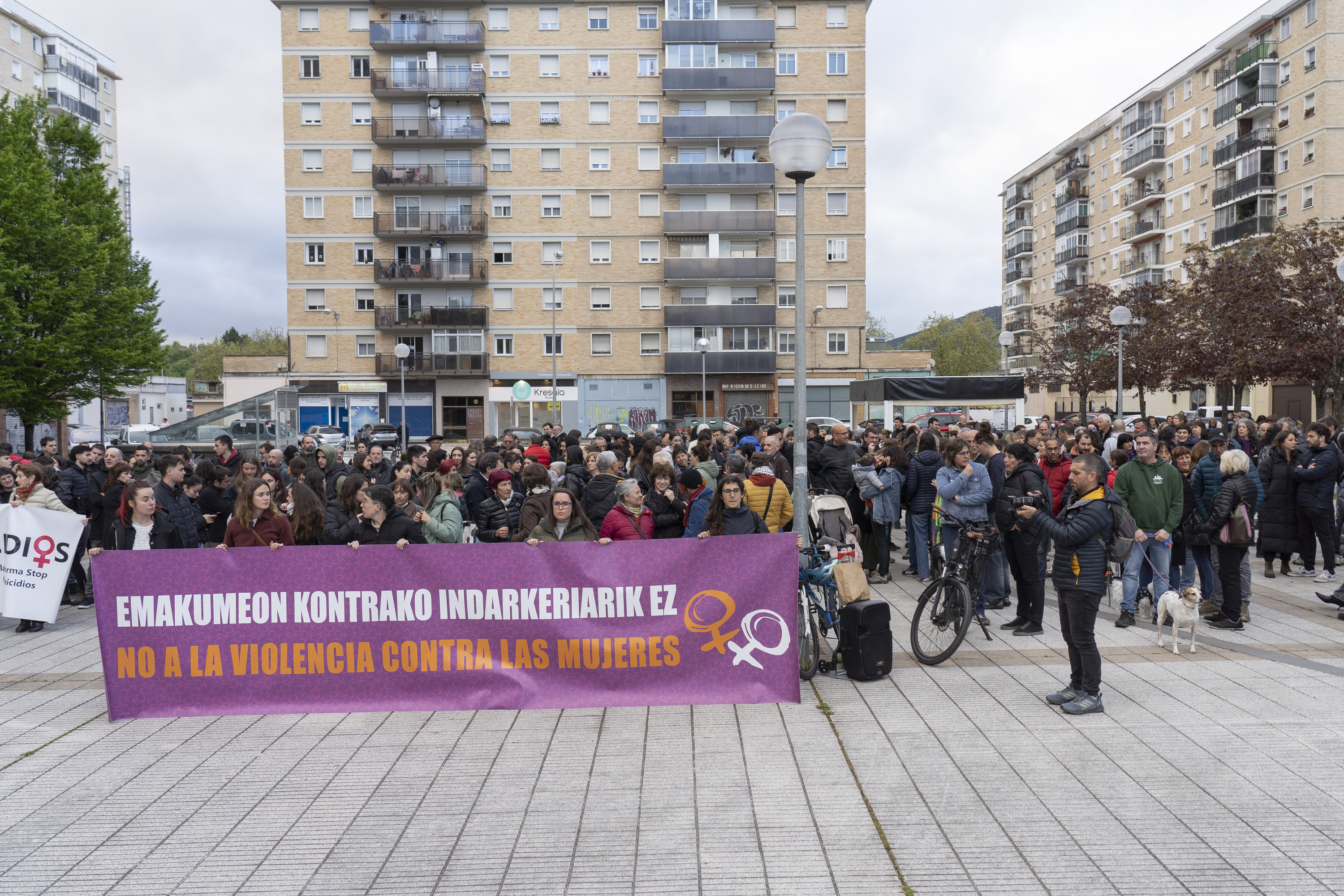Euskal Herriko mugimendu feministak gaur iluntzean egindako elkarretaratzea, Iruñean. IÑIGO URIZ / FOKU Euskal Herriko mugimendu feministak gaur iluntzean egindako elkarretaratzea, Iruñean. IÑIGO URIZ / FOKU