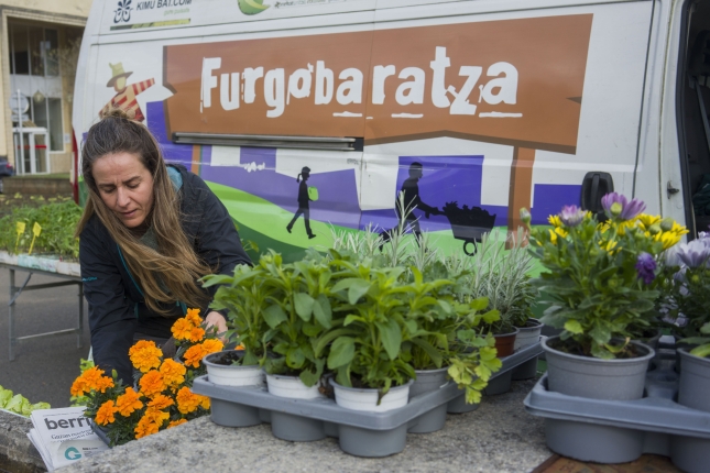 Aitziber Otegi, Furgobaratzatik landareak ateratzen. JON URBE / FOKU